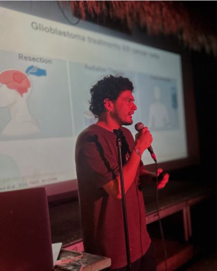 Brandon Emanuel León speaking at Miami NerdNite